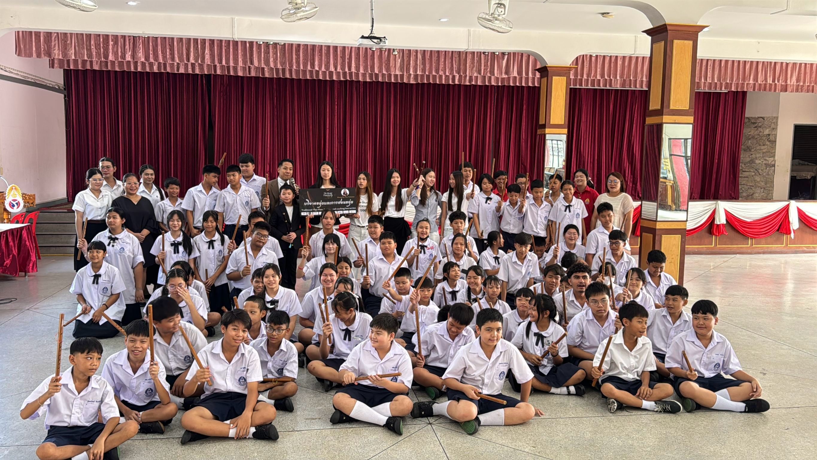 นักเรียนและทีมงานร่วมถ่ายภาพหลังรับมอบขลุ่ย