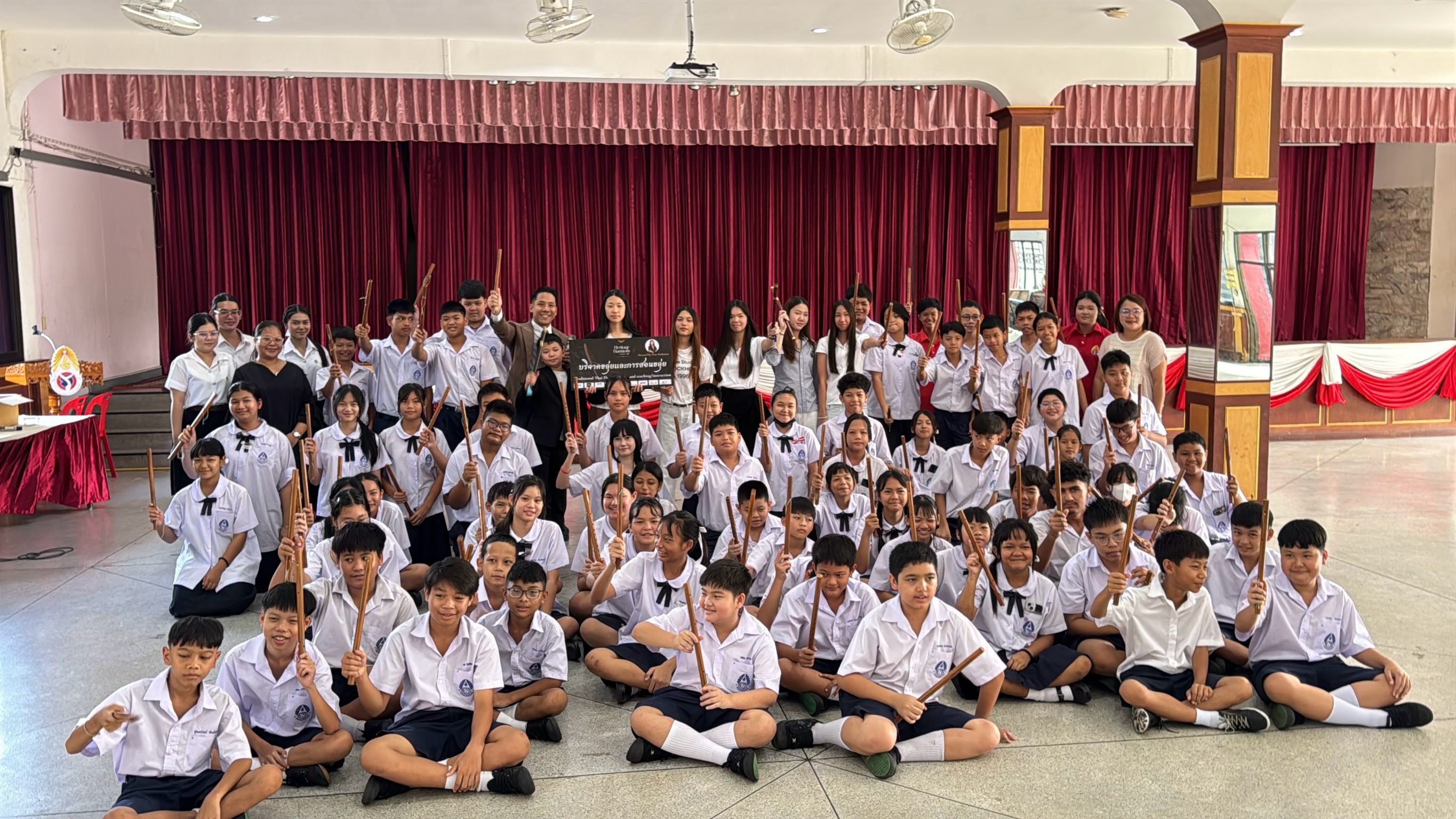 ภาพหมู่กิจกรรมบริจาคขลุ่ยไทยให้เยาวชน