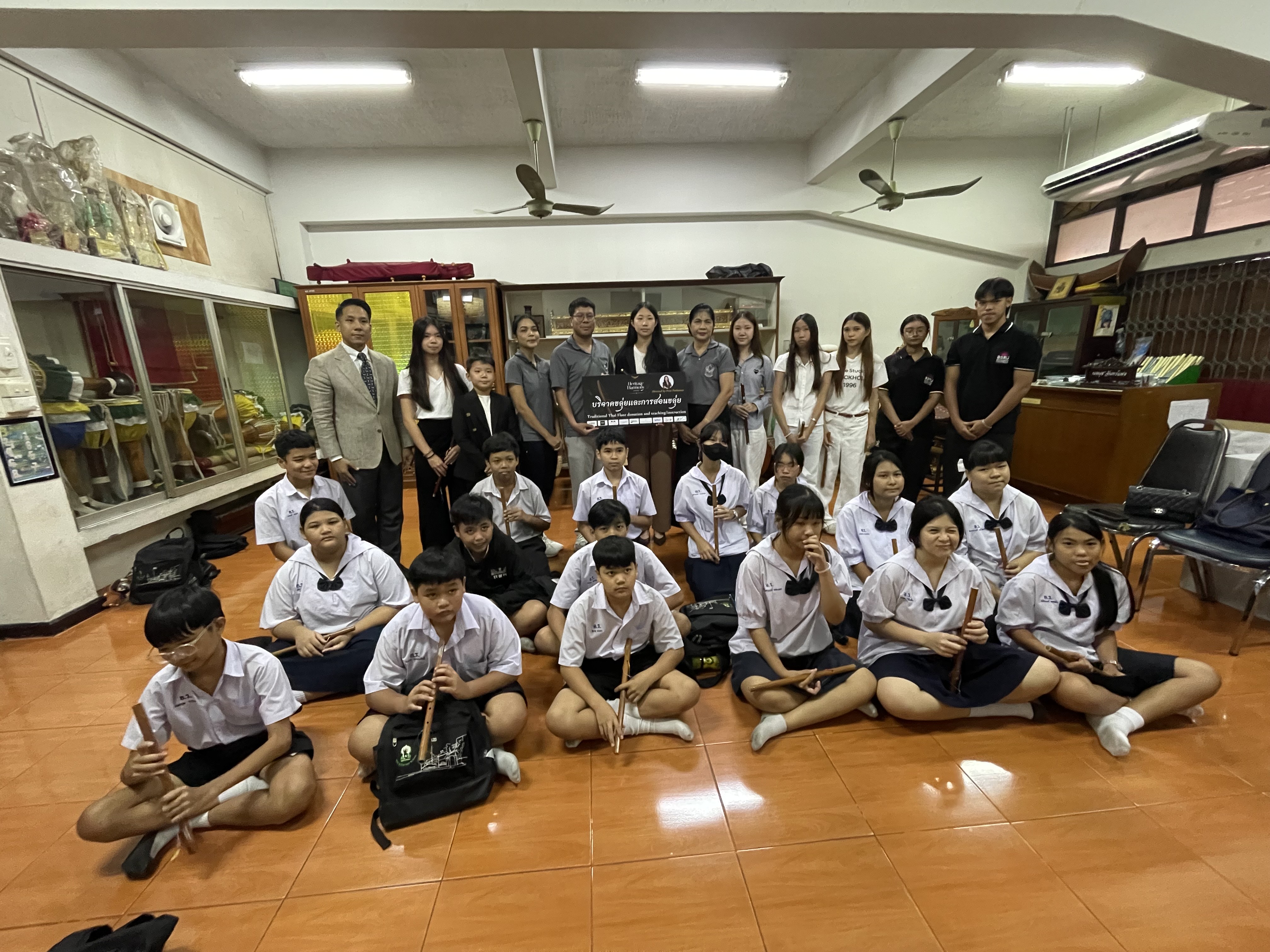 นักเรียนและทีมงานร่วมกิจกรรมถ่ายทอดความรู้การเป่าขลุ่ย