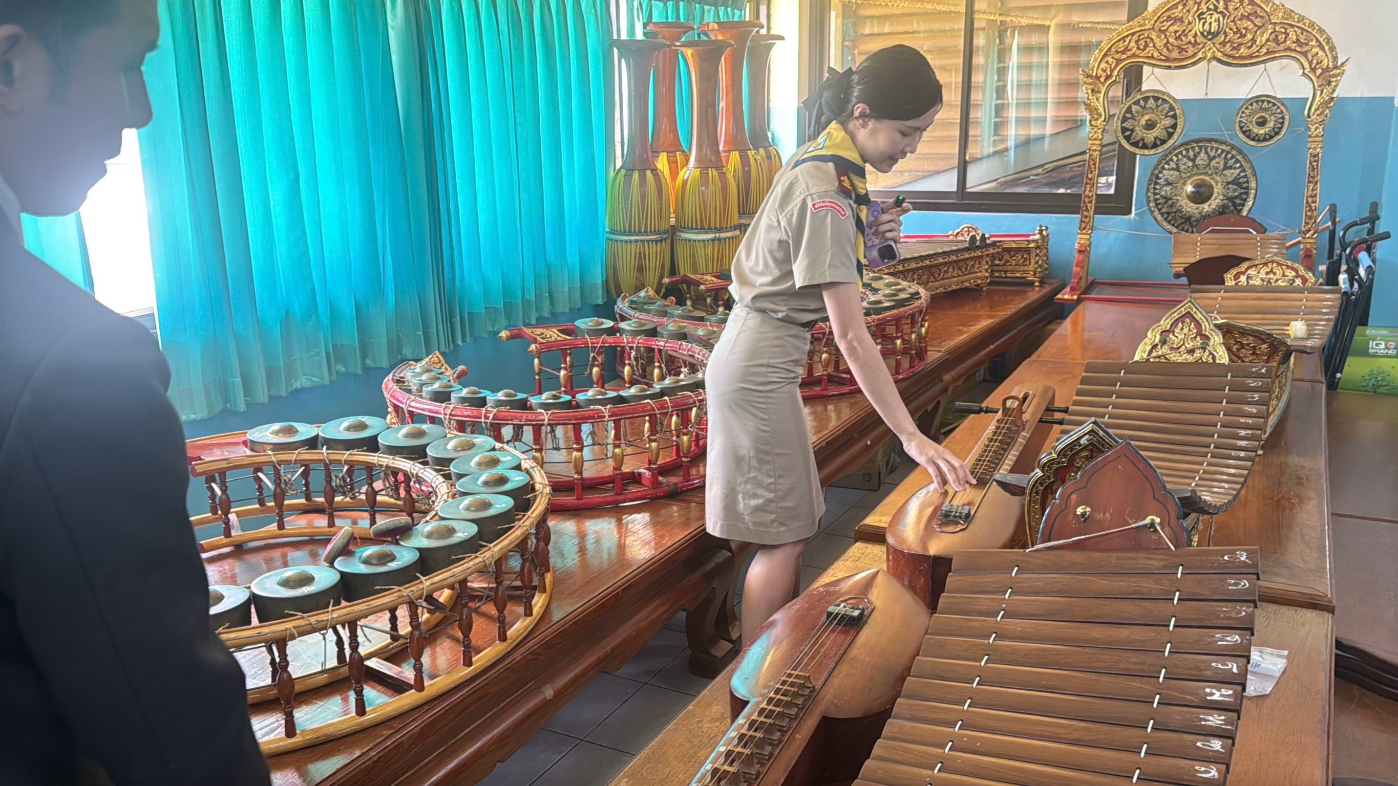 การตรวจสอบสภาพเครื่องดนตรีไทยภายในโรงเรียน