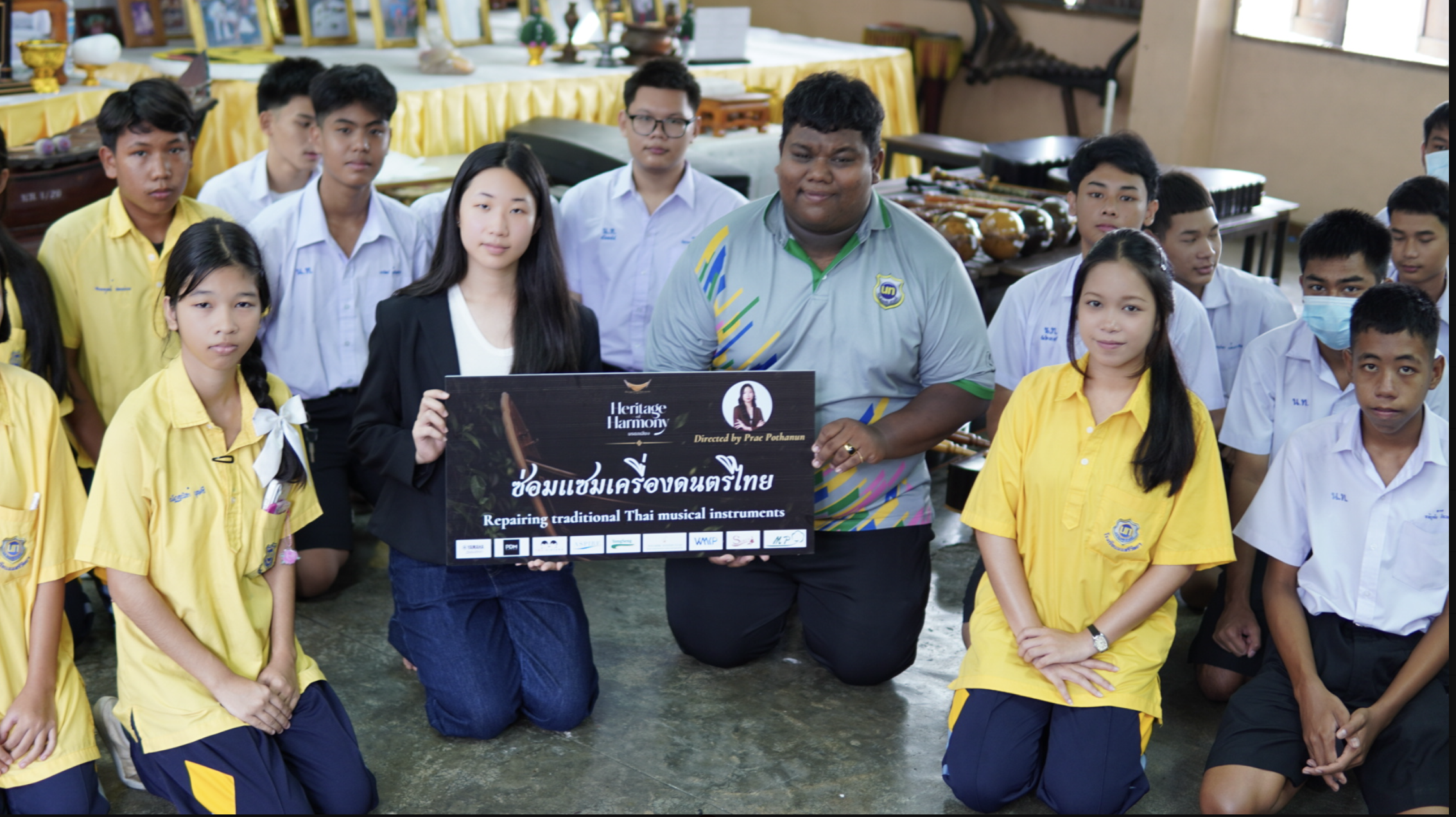 นักเรียนและทีม Heritage of Harmony ในกิจกรรมซ่อมแซมเครื่องดนตรีไทย